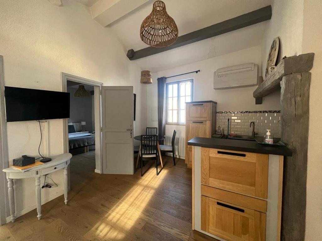 Appartement A 50 M De La Place Aux Herbes Uzes Bagian luar foto